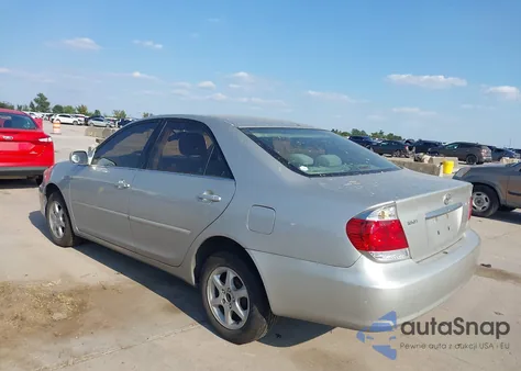 2005 Toyota Camry Le z USA, uszkodzony, nr VIN 4T1BE32K55U404868